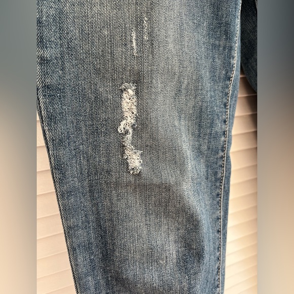 Simply Vera Light Wash Ankle Skinny Mid-rise Jean Size 6 with Tear Accents - Picture 5 of 5